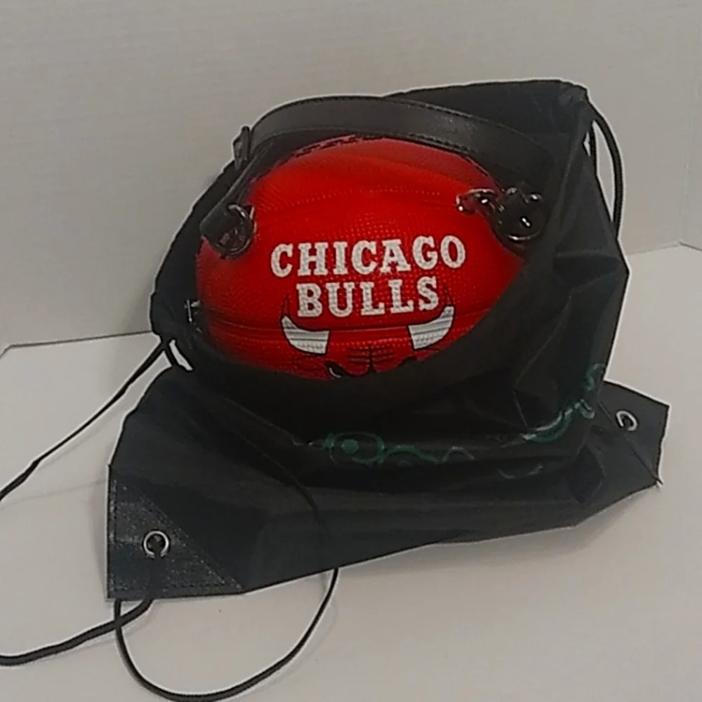 NWT LIMITED EDITION HANDMADE CHICAGO BULLS SMALL BASKETBALL PURSE π - Picture 16 of 17
